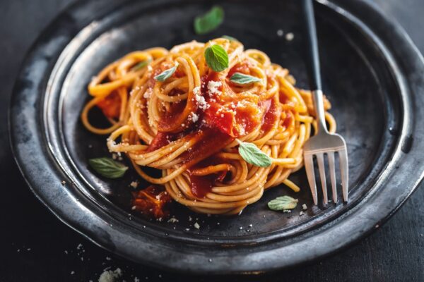 SPAGHETE CU LEGUME ȘI SOS DE ROȘII