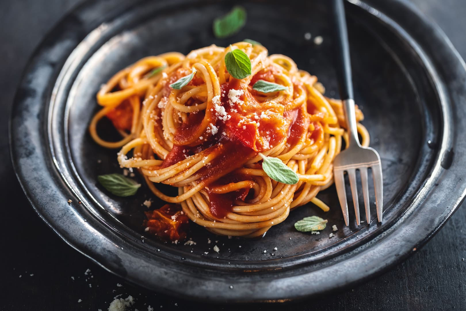 Spaghete cu legume și sos de roșii