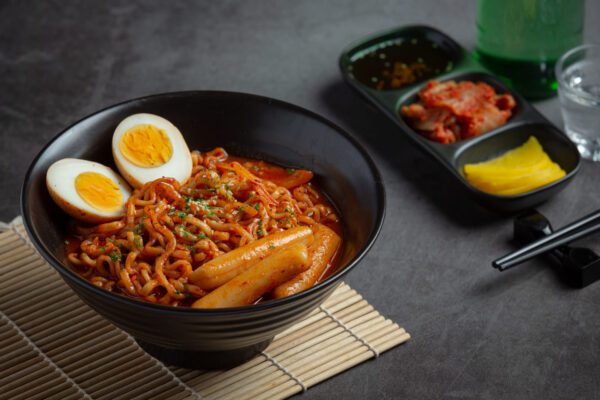 TAGLIATELLE DE OREZ CU LEGUME ȘI SOS DE SOIA